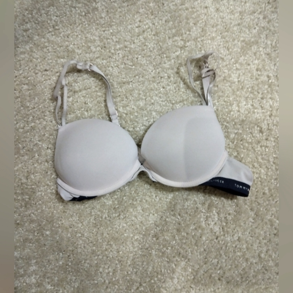 Tommy Hilfiger Size 34A Cream Extra Padded Push Up Bra
